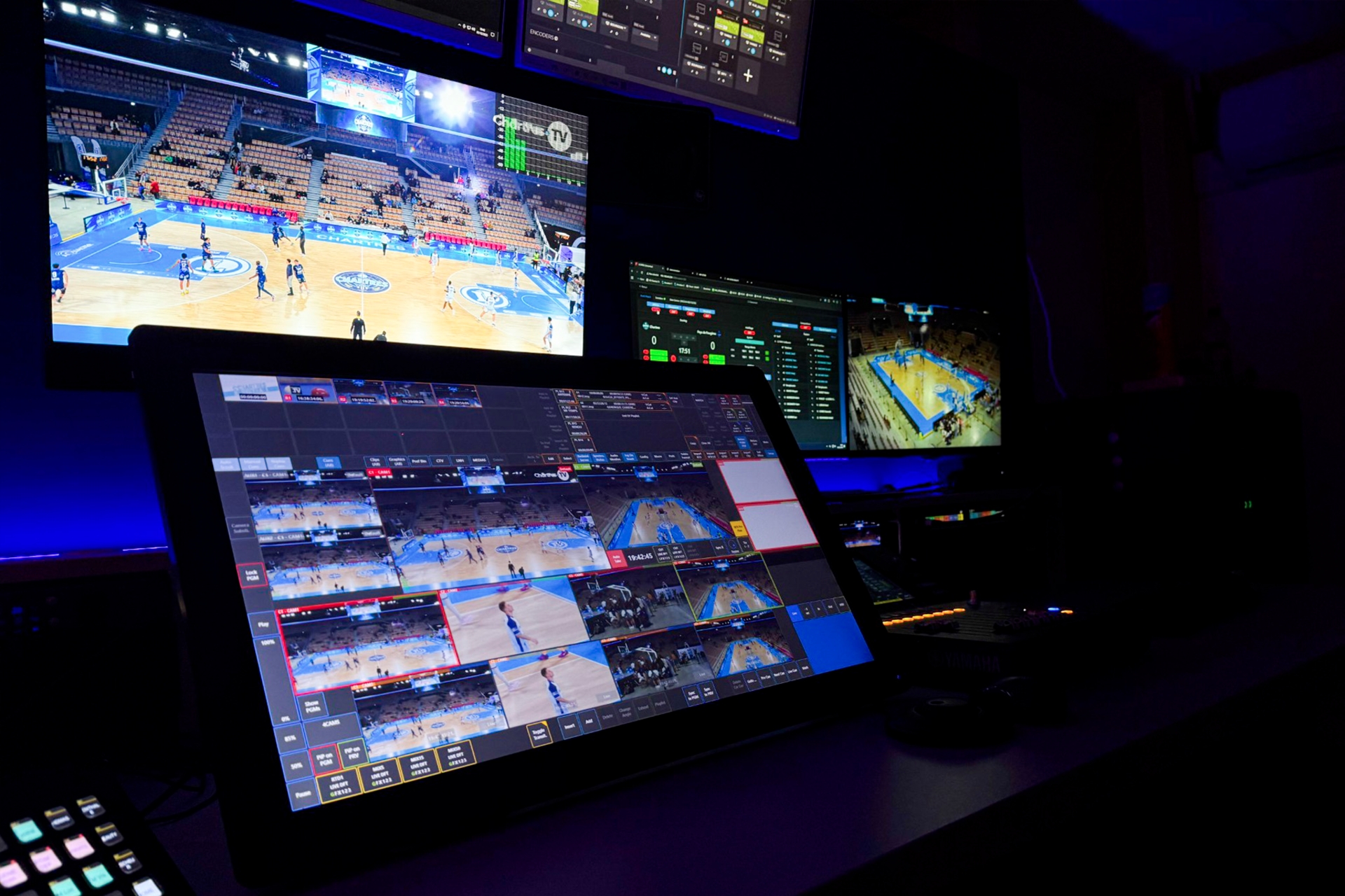 régie audiovisuel avec écran de réalisation